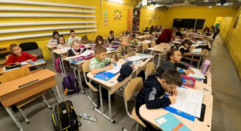 Ukrajnában az iskolák kevesebb mint fele rendelkezik olyan óvóhellyel, ahol légitámadás esetén is lehet órákat tartani