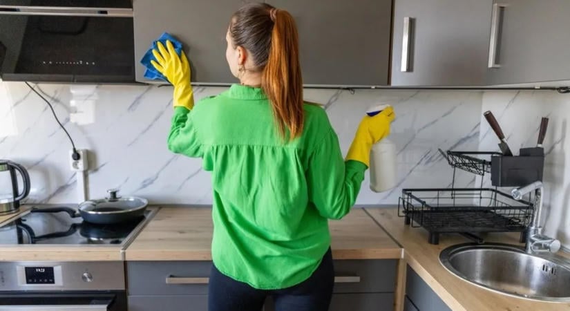 Vastagon áll a zsír ezen a konyhai felületen – így lesz olyan, mint újkorában