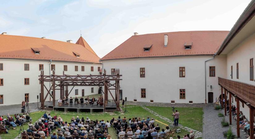 Fantázia és jubileumok jegyében rajtolt el a Csíkszeredai Régizene Fesztivál