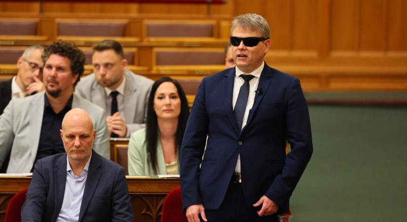 „Nem akarok szemétkedni, de ...” - nagy port kavart, hogy Ábrahám Róbert beszólt a vak miniszternek - így reagált Magyar Péter
