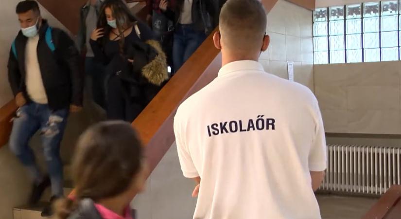 Fellökött egy harmadikos kisgyereket az iskolaőr