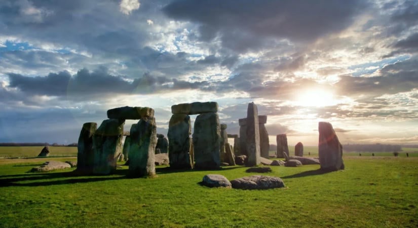 Stonehenge hattonnás oltárköve gleccserek és emberi erőfeszítések által formált utat tett meg Skóciából
