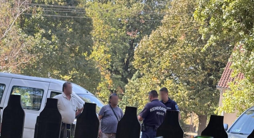 Kik ezek az emberek? Gyanús autó miatt riasztották a rendőrséget a baranyai településen