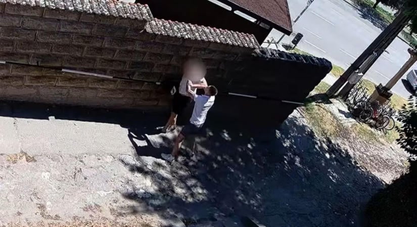 Nappal, az utcán támadt rá egy nyugdíjasra, most a rendőrség keresi – VIDEÓ