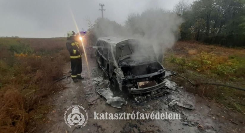 Kigyulladt egy autó Zalában, a tűzoltóknak is közbe kellett lépniük – fotókon az oltás