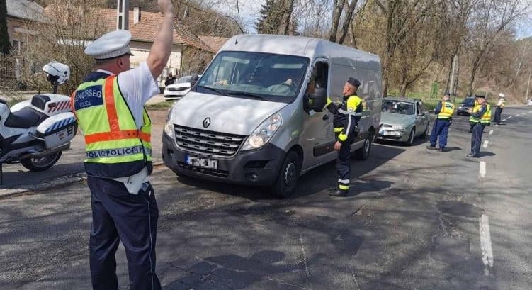 Volt, aki lángost majszolva akadt fenn a rendőrség gigarazziáján