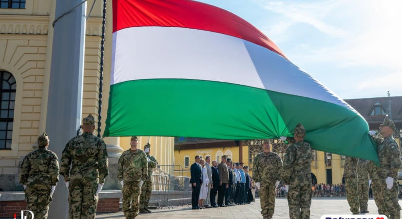 Zászlófelvonással kezdődött az ünnepi program Debrecenben