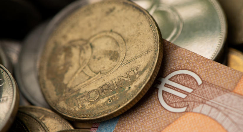 Gyengüléssel megy el víkendezni a forint: mutatjuk a pénzek esti záróárfolyamot