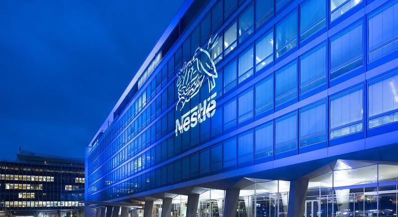 Nestlé: 2030-ra akár 17%-kal csökkenhet a szűzműanyag-felhasználás