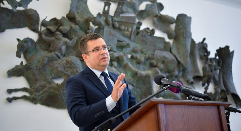 Egy hónapra elrendelték Seszták Miklós letartóztatását