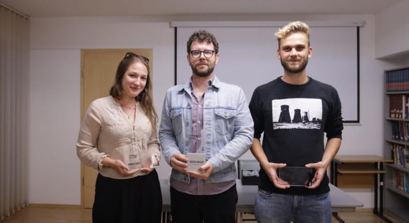 Varga Zsuzsa, a 24.hu újságírója kapta a Szentkirályi Balázs-díj egyik emlékplakettjét