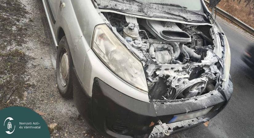 Óriási lángokkal égett egy kocsi a 3-as főúton