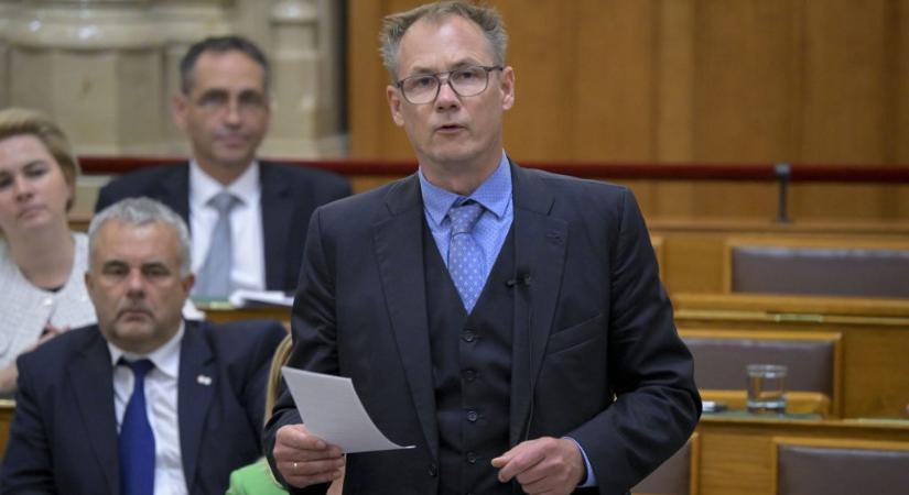 Bekerült a jegyzőkönyvbe a tiszás Kulcsár Krisztián parlamenti kurvaanyázása