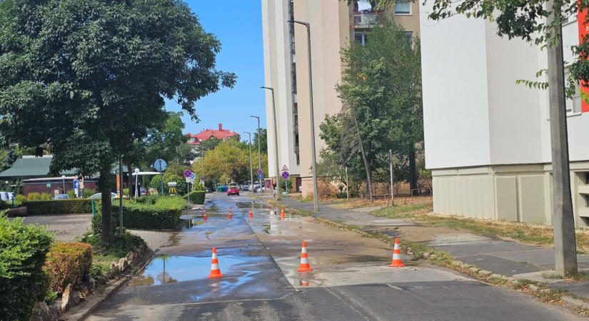 Beszakadt a burkolat, elzárták a vizet több debreceni háztömbben