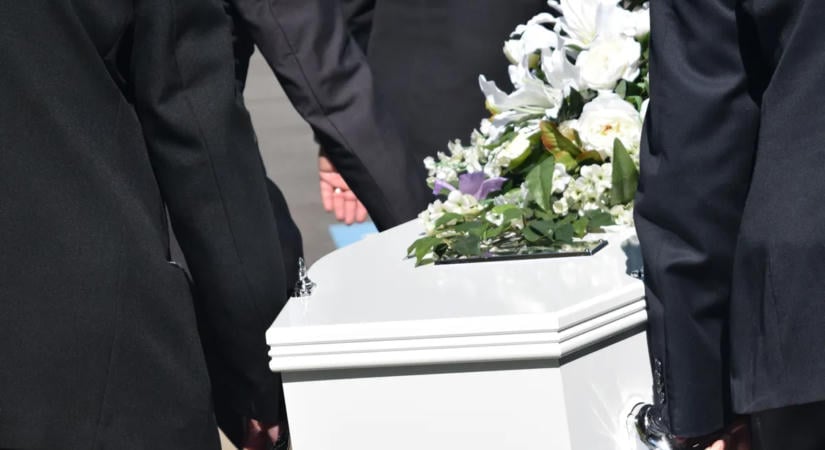 Kínos baki: nem hitt a szemének a gyászoló család, amikor a temetés előtt felnyitották a koporsót