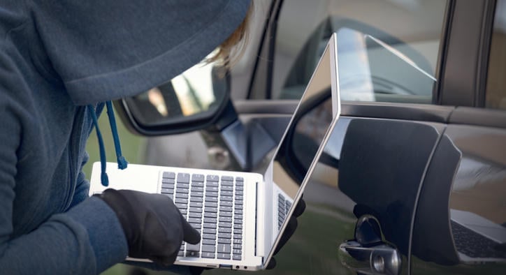 Laptopról kapcsolta le menet közben az autó lámpáit egy hekker