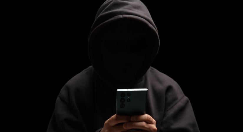Használt telefonra cserélte az állami laptopot egy lenti diák – vádat emeltek ellene
