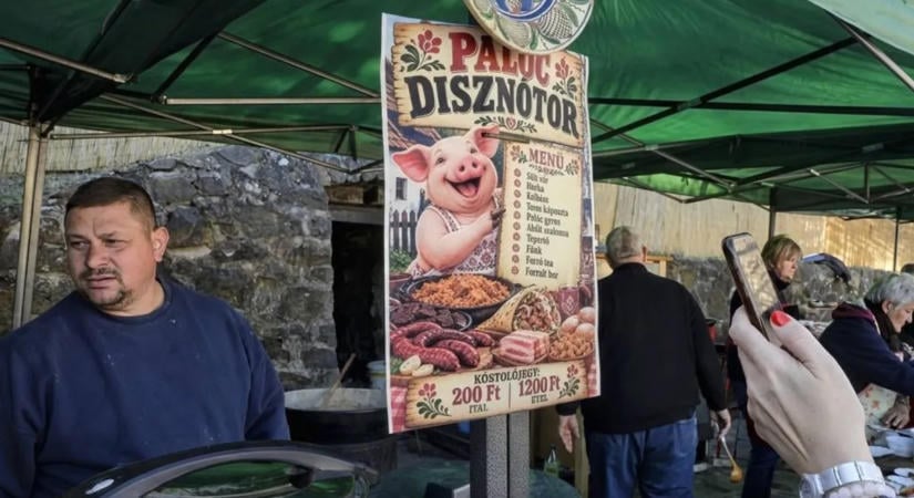 Megidézték a régi falusi disznóvágásokat, ínycsiklandó finomságok készültek Hollókőn - galéria