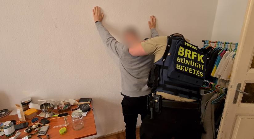 Dílernek hittek egy nyomozót Budapesten
