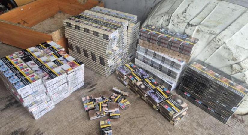 Meglepő rejtekhelyen lapult több száz doboz csempészcigaretta, a NAV azonban kiszúrta – videóval