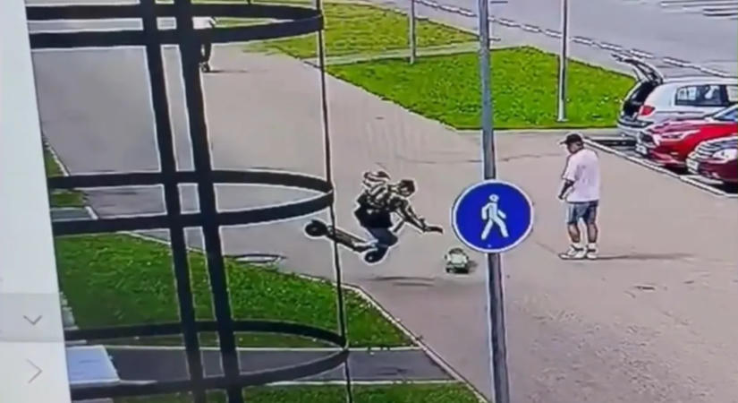 Óriásit zakózik a rolleres, miután a gördeszkás elgáncsolja - videó
