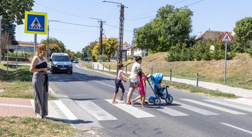 Petíció indult Kocson: lámpás zebrákkal lassítanák az M1-esről érkező forgalmat