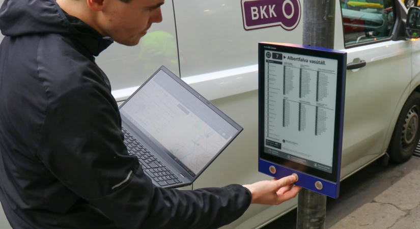 Megjelentek az első e-papír alapú menetrendek a budapesti megállókban