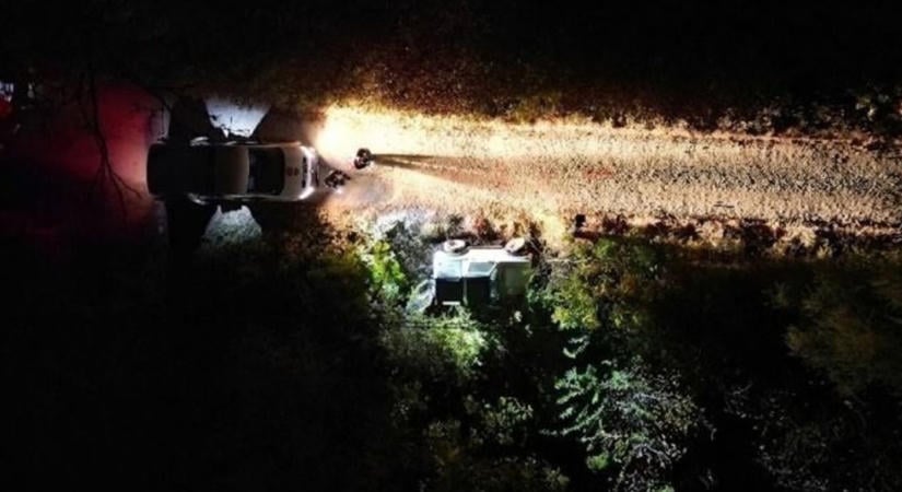 Összetört autó a bozótban, terepjáró borult árokba Miskolcon – fotóval