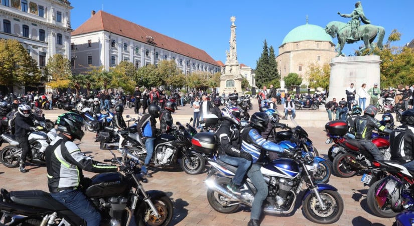 Motorzúgástól volt hangos Pécs, közös gurulással zárult az idény – GALÉRIA