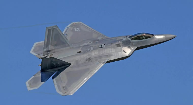 A jövő hadviselése ma: Egy F-22 Raptor pilótája bevetés közben vezérelt harci drónt
