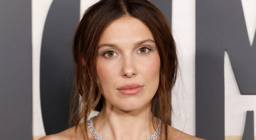 Millie Bobby Brown bemutatja: íme a legszexibb szoknyatrend 2026 nyarán - ráadásul pólóval is tökéletesen mutat