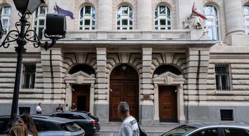 Harmincezer oldalnyi dokumentumot küldött az MNB a saját ügyeit vizsgáló bizottságnak