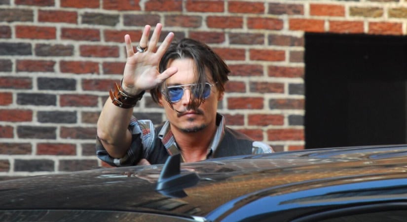 Bizarr jelenet Las Vegasból – Johnny Depp műnövényt evett egy partin