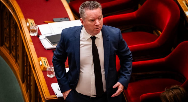 Egyre többen állnak ki a kékharisnyának nevezett újságíró mellett, a belügyminisztérium személyesen kért bocsánatot