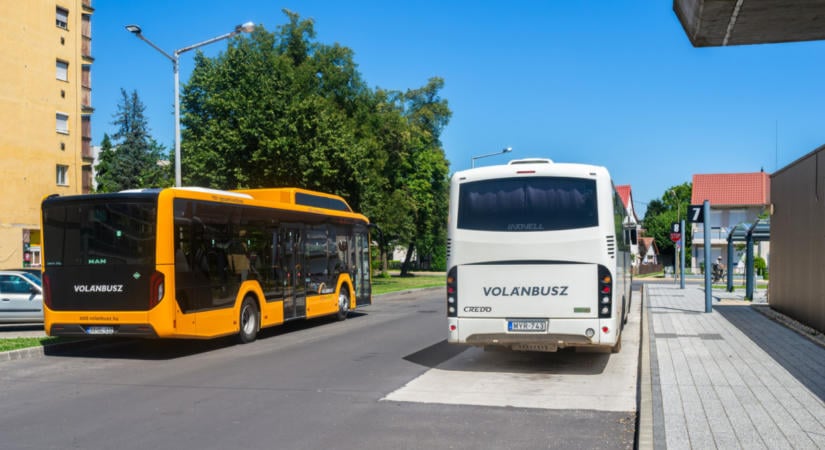 Vitézy Dávid bejelentése: emeletes Volán buszokkal váltják ki az InterCity-vonatokat, hatalmas járműbeszerzés indul
