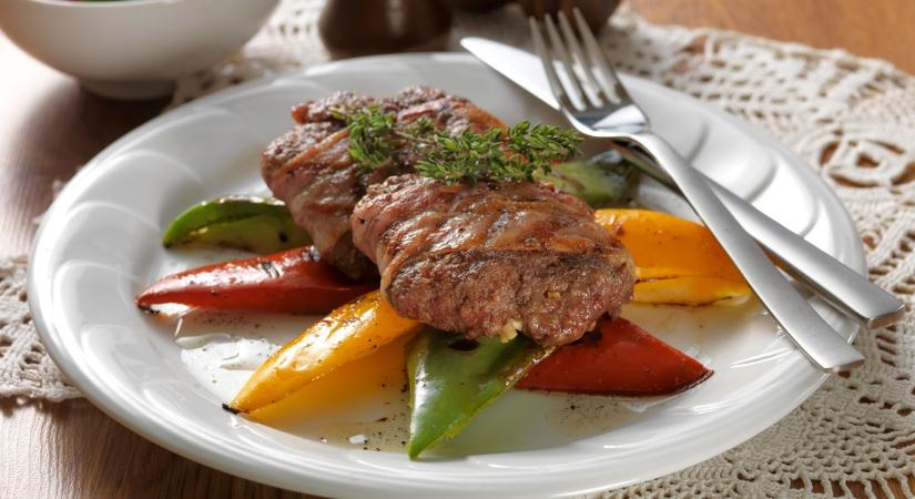 Baconbe tekertük és nem bántuk meg: tuti húspogácsa recept