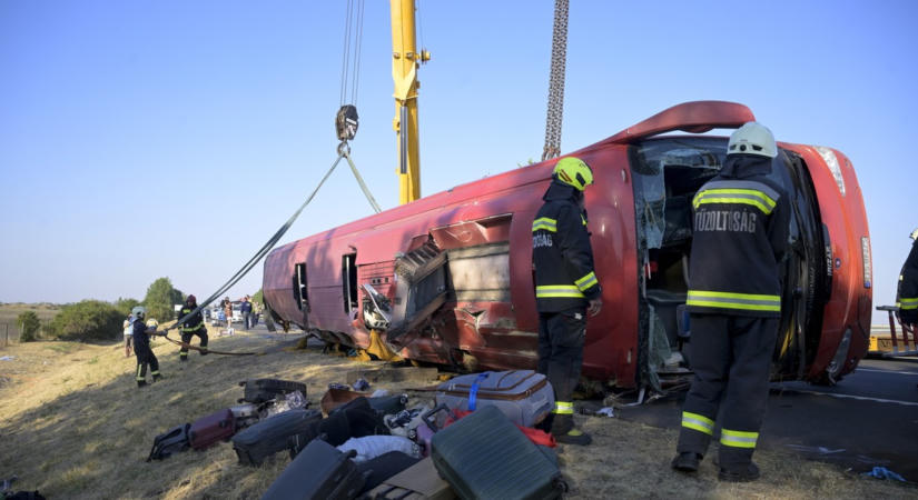 A lengyel busz tragédiája: hány órát vezethet egy buszsofőr? Kell biztonsági övet használniuk az utasoknak?