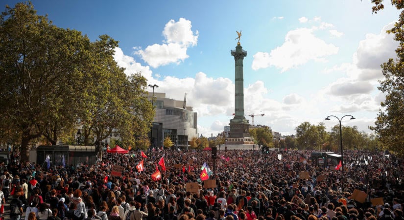 Több ezer diák foglalta el a párizsi Bastille teret, a rendőrök rohamot indítottak