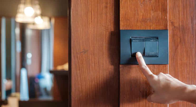 Becsekkol a család az Airbnb-be: Leesik az álluk, amikor meglátnak egy képet a falon