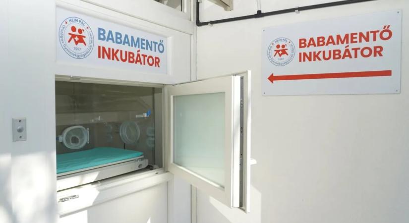Csecsemőt helyeztek el a Heim Pál Gyermekkórház babamentő inkubátorába