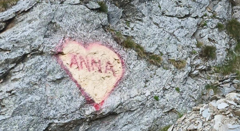 Kőre festett szerelem – Megbüntethetik a transzfogarasi sziklát vandalizáló férfit (VIDEÓ)