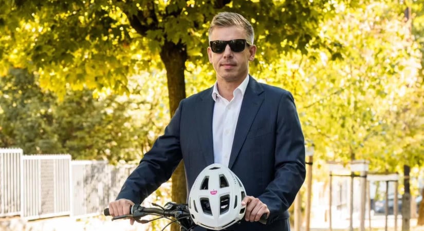 Magyar Péter biciklivel gurult be a kormányülésre