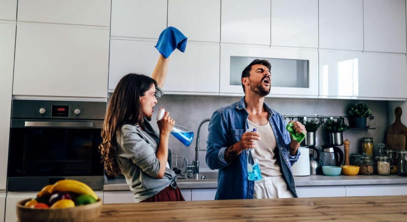 Fél órával több időt töltenek a férfiak házimunkával, mint 15 éve – Oké, de ki tartja fejben, hogy el kell menni a boltba?
