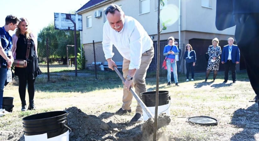 Sár, verejték és szakértelem – a miniszter Szolnokon nézett a vízellátás kulisszái mögé – galériával
