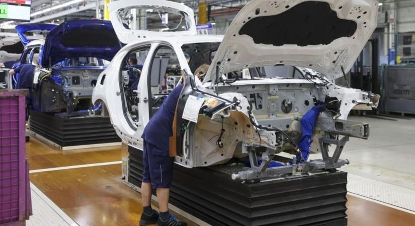A BMW tömött repülőkkel küldi a munkásokat Debrecenbe, miközben hatalmas leépítés közepén vannak