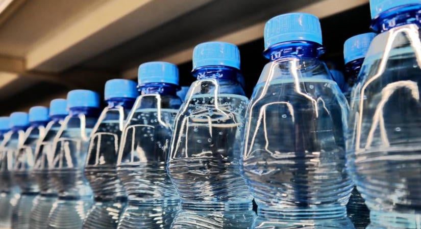Elfogyhat az ásványvíz a boltokból a kánikulában? Ezt üzenik a kereskedők