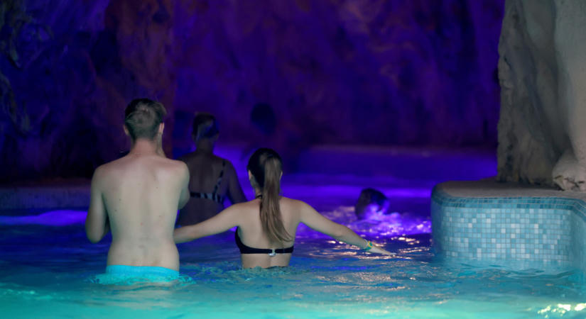 Két év után újra kinyitott a népszerű barlangfürdő, azonnal teltház is lett
