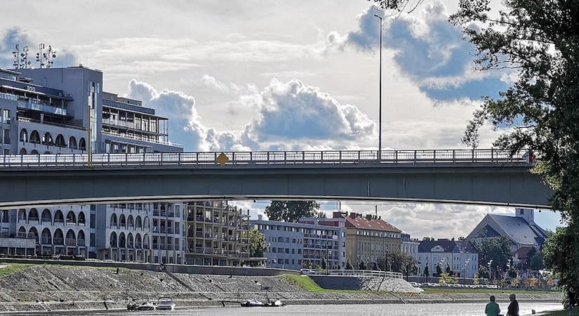 Vége a száguldozásnak: újabb fix traffipax érkezik Győrbe, kedden a Széchenyi hídon szerelik fel