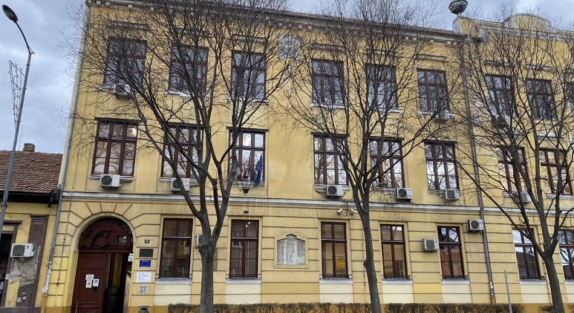 A szabadkai Politechnikai Iskola alkalmazottainak egy része szerint 11 munkavállaló szerződését bontották fel