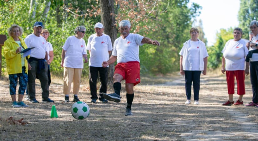 A kor csak egy szám! Ismét együtt sportoltak a nyugdíjasok Kecskeméten  fotók, videó